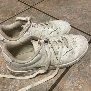 new balance woman sneakers !NEED TO BE CLEANED!